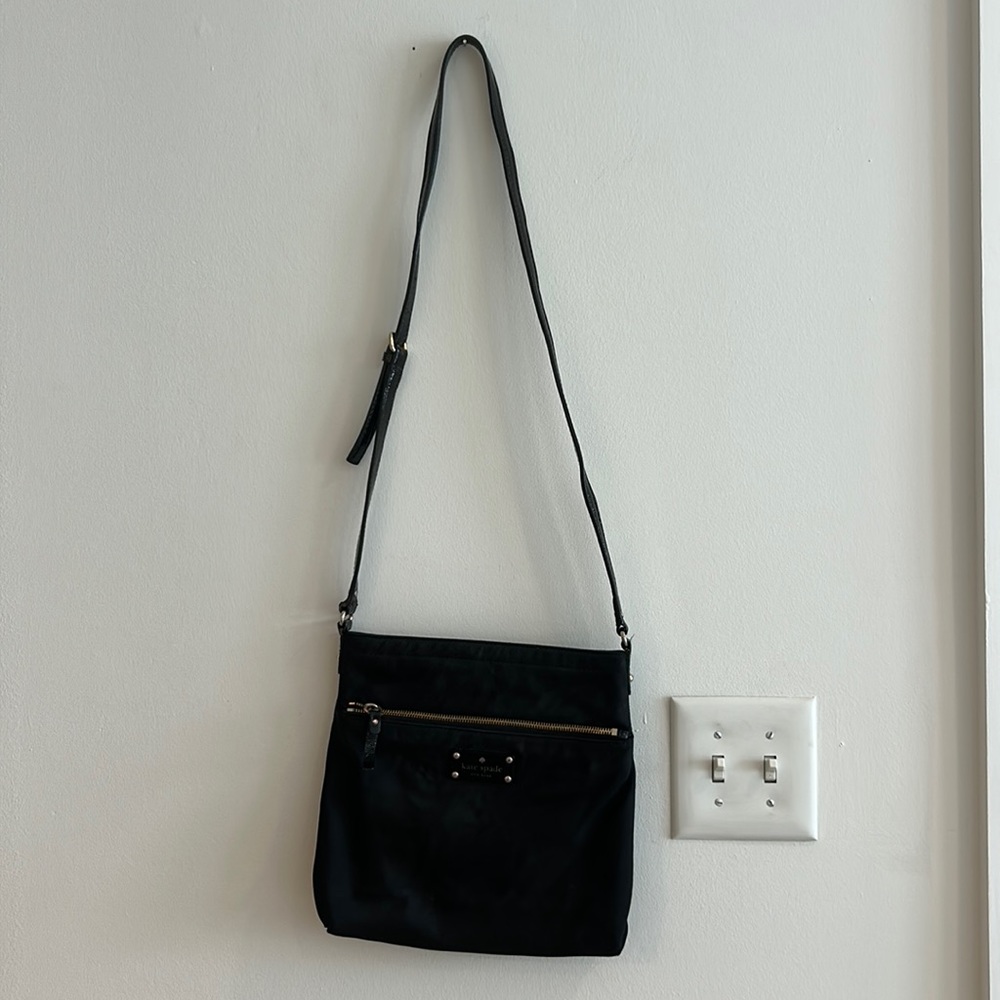 MUST GO! Kate Spade crossbody messenger bag